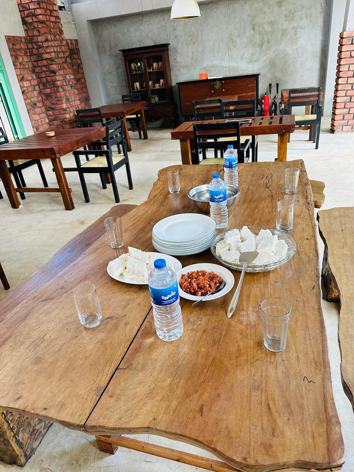 Lanka Bangla Inn Villas Restaurant & Travels Katunayaka Ngoại thất bức ảnh