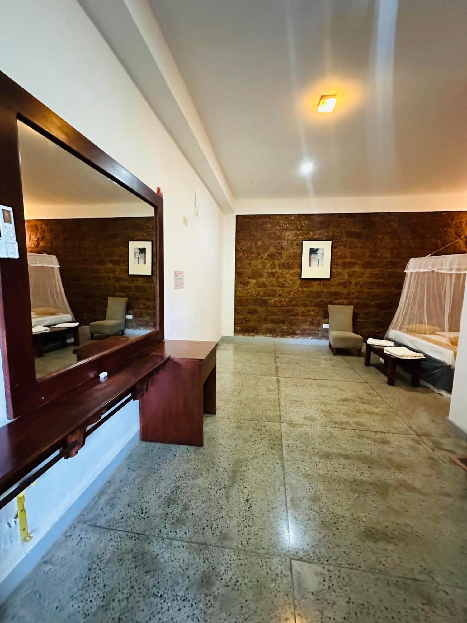 Lanka Bangla Inn Villas Restaurant & Travels Katunayaka Ngoại thất bức ảnh