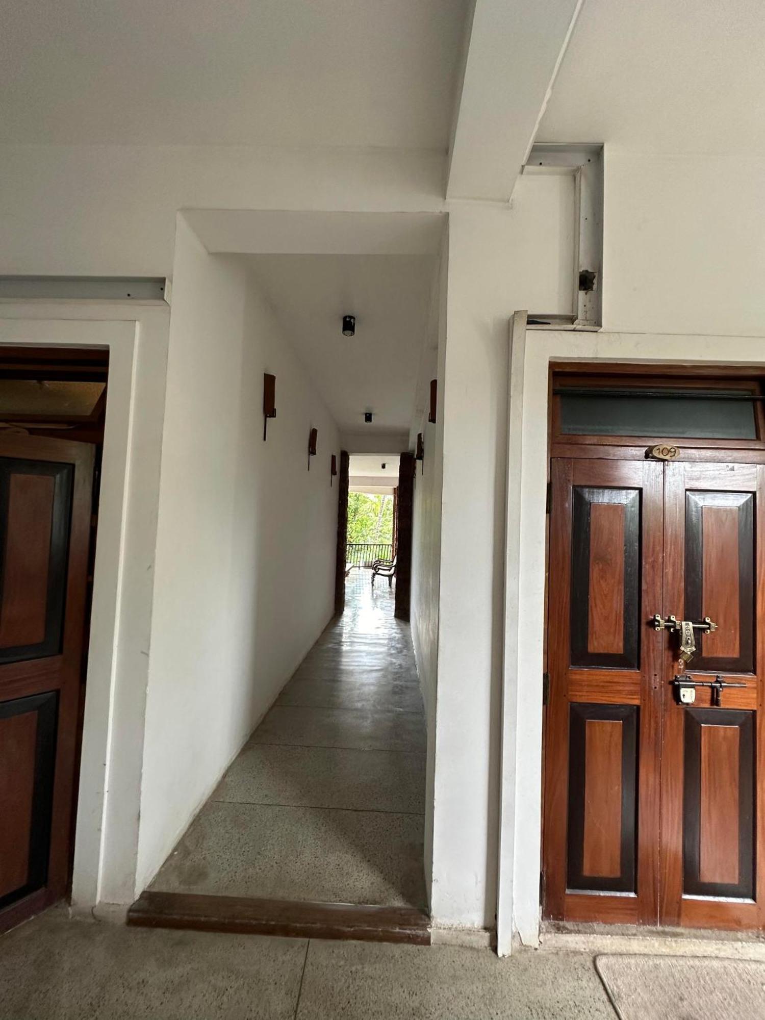 Lanka Bangla Inn Villas Restaurant & Travels Katunayaka Ngoại thất bức ảnh