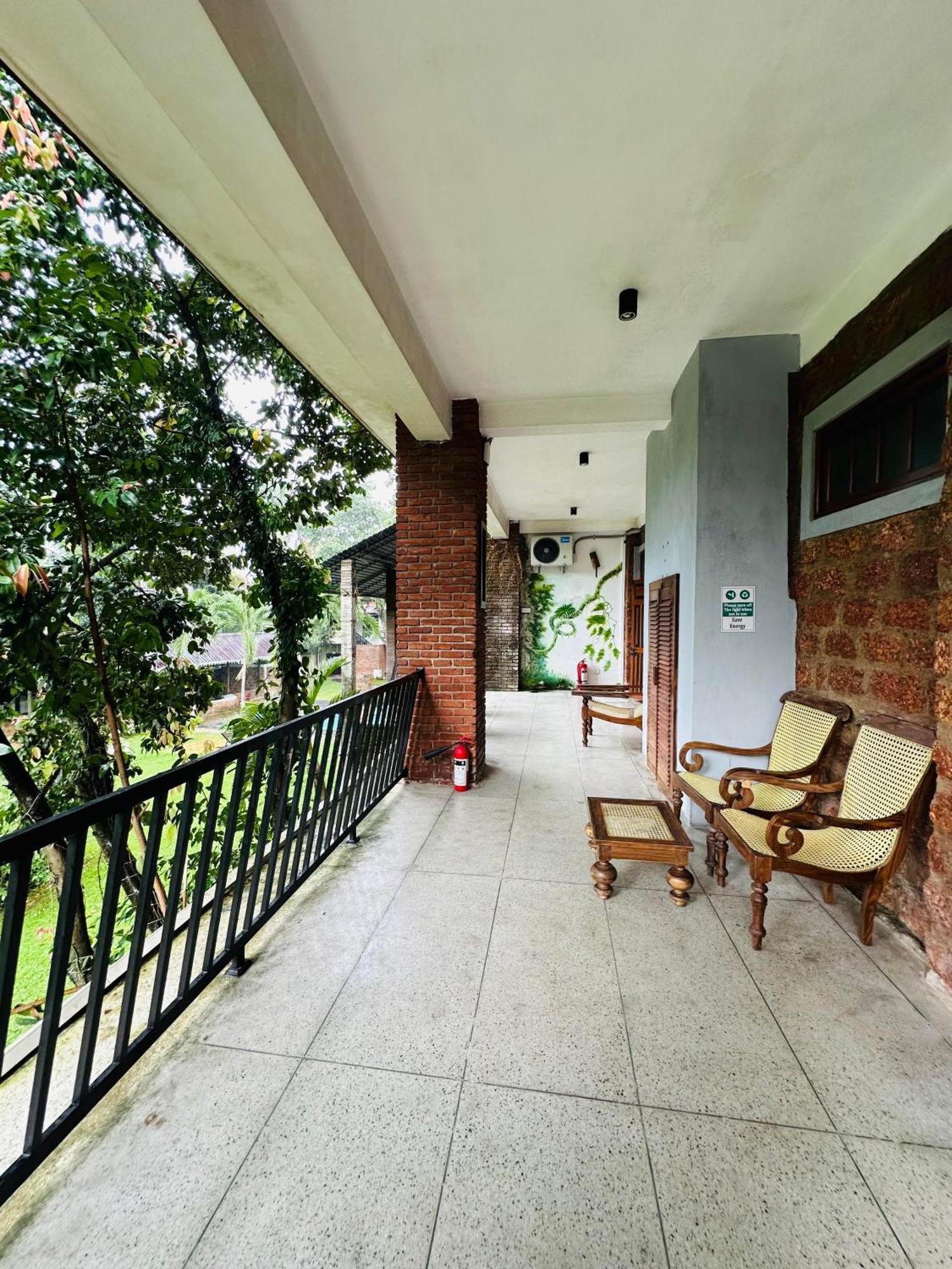 Lanka Bangla Inn Villas Restaurant & Travels Katunayaka Ngoại thất bức ảnh