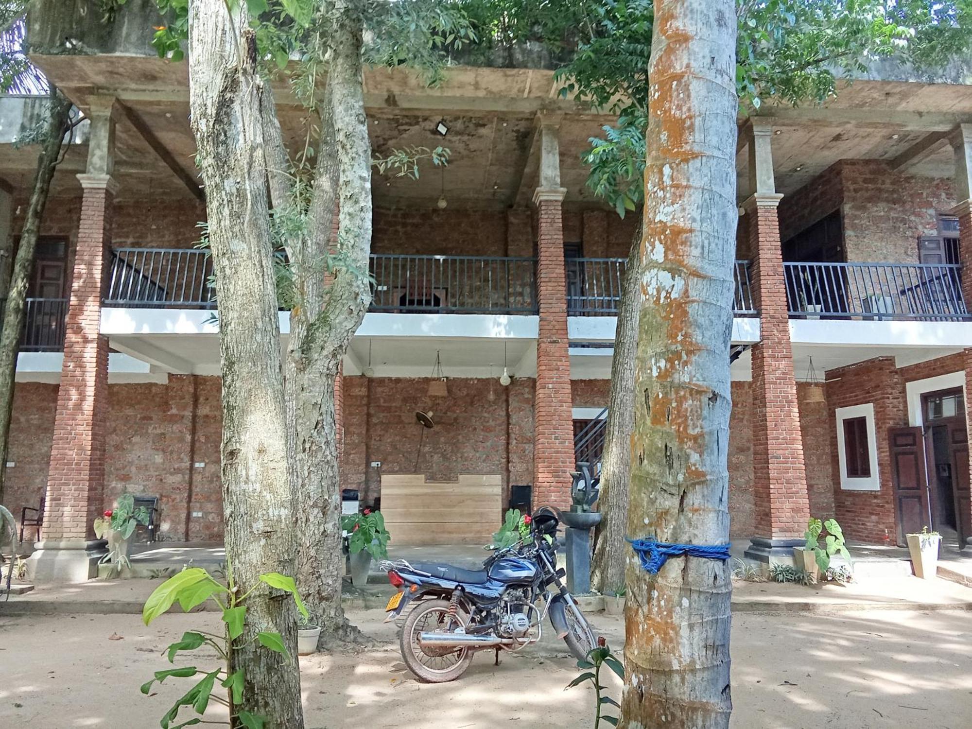 Lanka Bangla Inn Villas Restaurant & Travels Katunayaka Ngoại thất bức ảnh